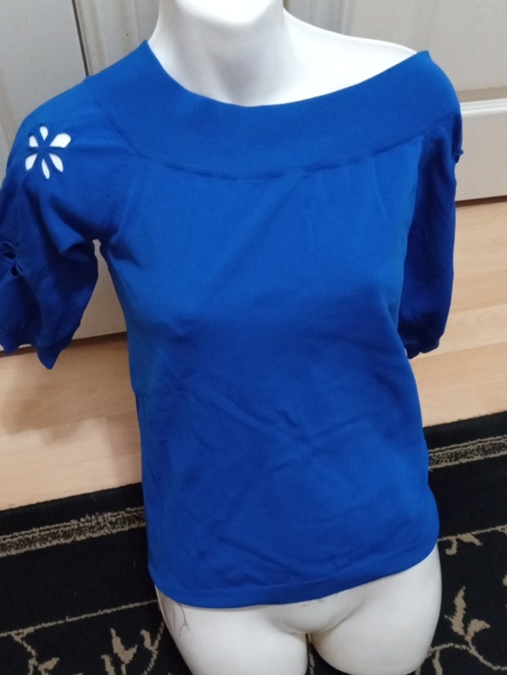 Women’s Blue Short-Sleeve Cutout Floral Top Bust 32 Plus Stretchy - Picture 2 of 5